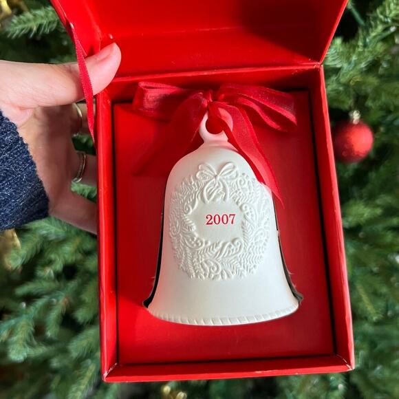 NEW in Box Hallmark 2007 White Porcelain Christmas Bell with Wreath Bow Ornament - Picture 3 of 9